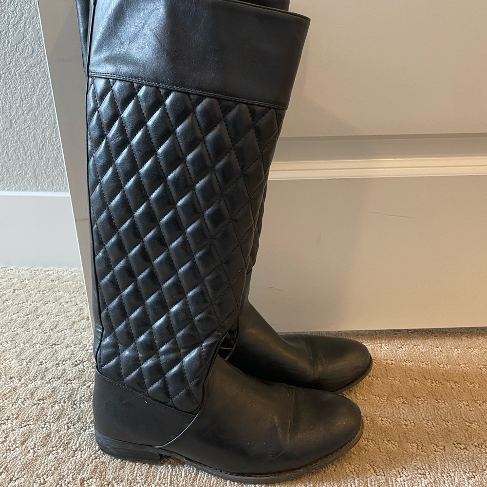 Women’s black quilted knee height boots. Good condition. Size 8.5